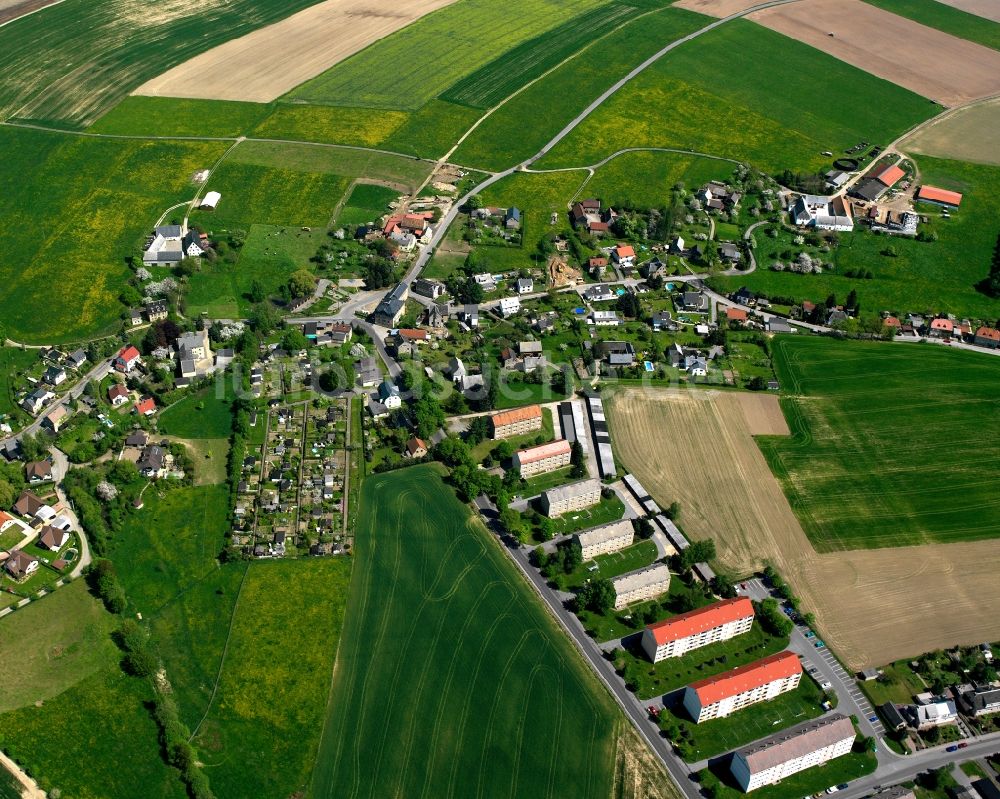 Mohsdorf aus der Vogelperspektive: Dorfkern am Feldrand in Mohsdorf im Bundesland Sachsen, Deutschland