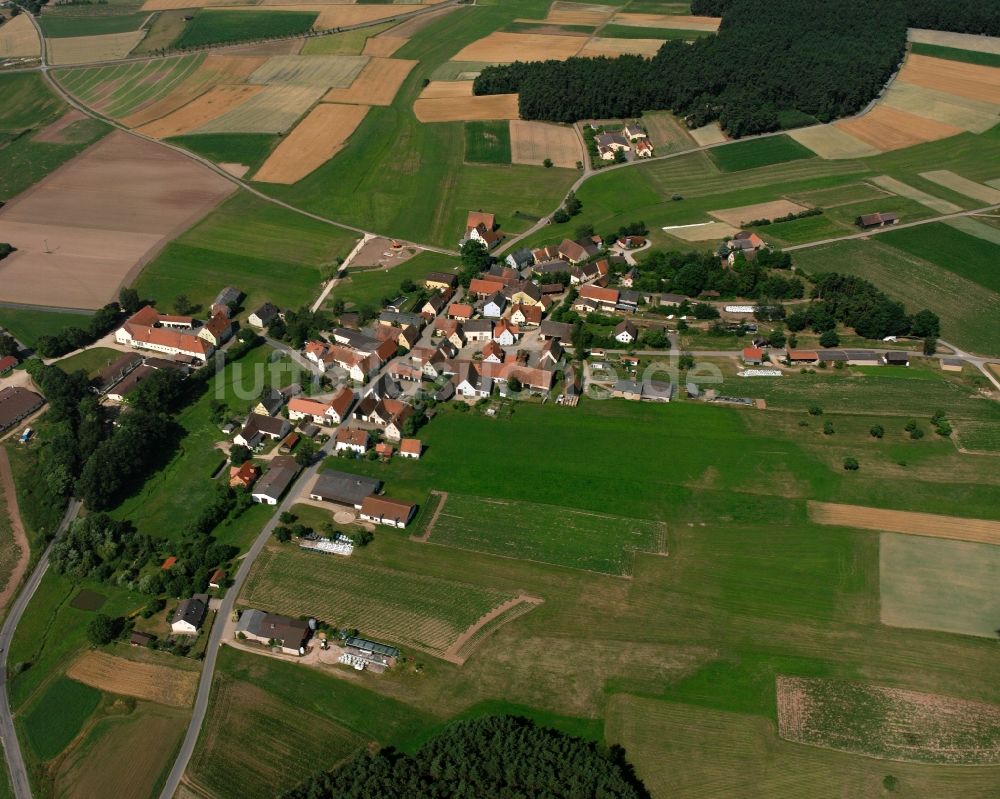 Luftaufnahme Moosbach - Dorfkern am Feldrand in Moosbach im Bundesland Bayern, Deutschland