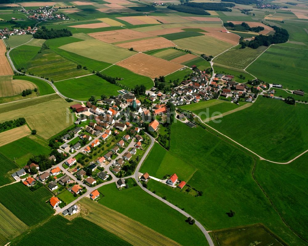 Moosheim von oben - Dorfkern am Feldrand in Moosheim im Bundesland Baden-Württemberg, Deutschland