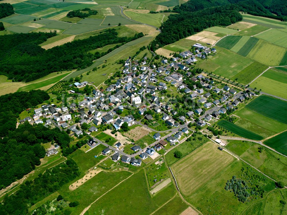 Morshausen aus der Vogelperspektive: Dorfkern am Feldrand in Morshausen im Bundesland Rheinland-Pfalz, Deutschland