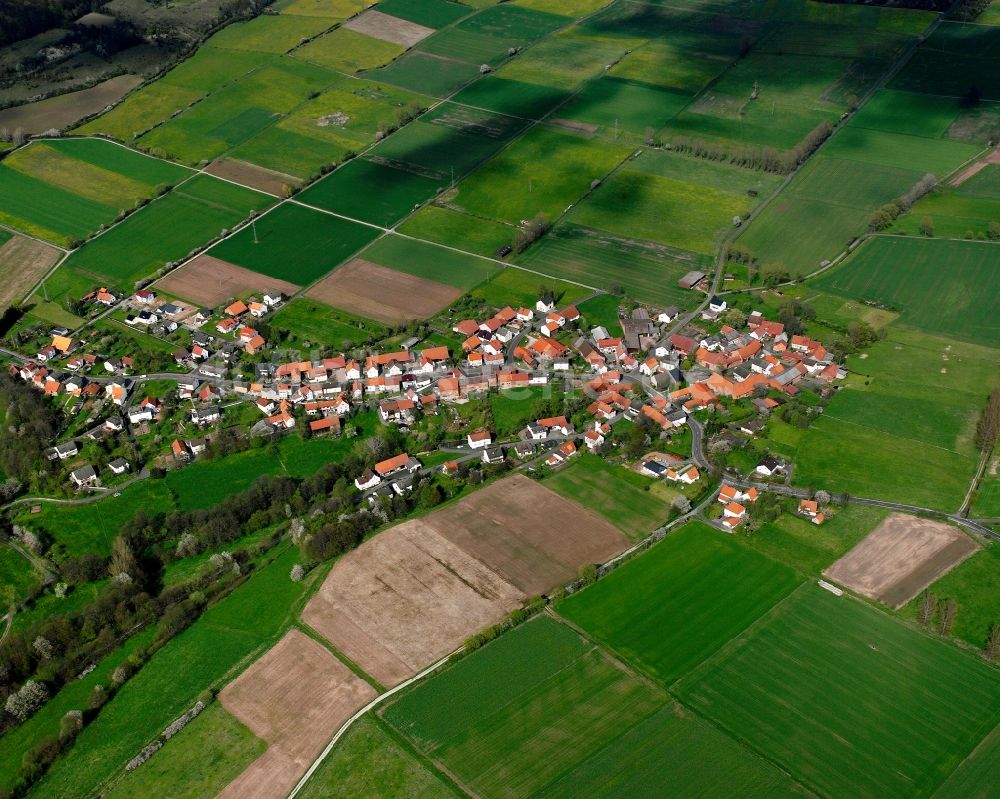 Motzfeld aus der Vogelperspektive: Dorfkern am Feldrand in Motzfeld im Bundesland Hessen, Deutschland