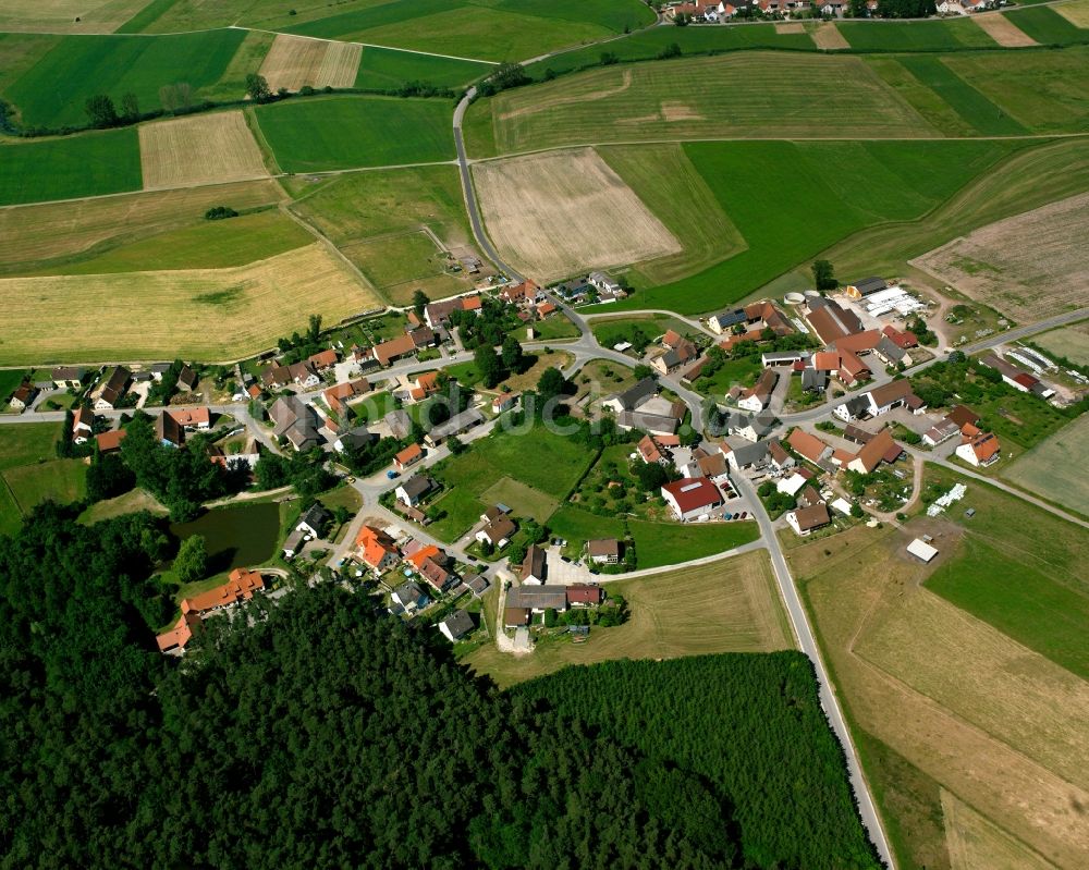 Mörlach aus der Vogelperspektive: Dorfkern am Feldrand in Mörlach im Bundesland Bayern, Deutschland