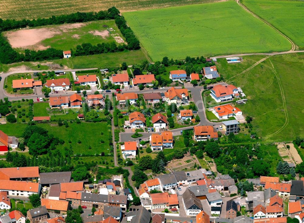 Luftaufnahme Mörsfeld - Dorfkern am Feldrand in Mörsfeld im Bundesland Rheinland-Pfalz, Deutschland