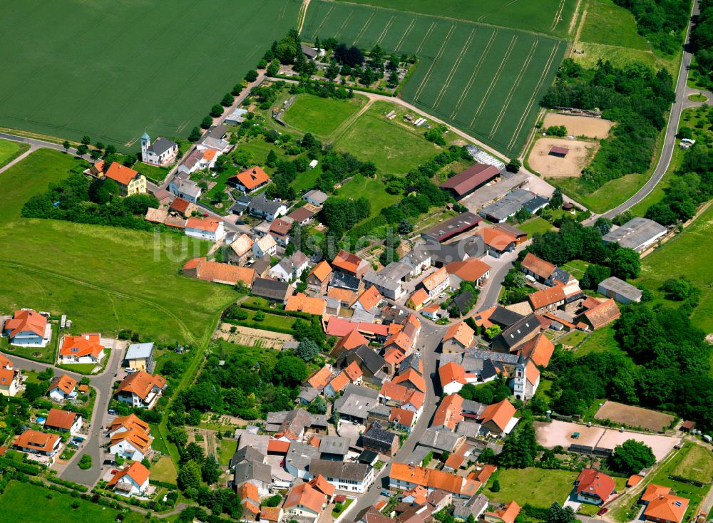 Luftbild Mörsfeld - Dorfkern am Feldrand in Mörsfeld im Bundesland Rheinland-Pfalz, Deutschland