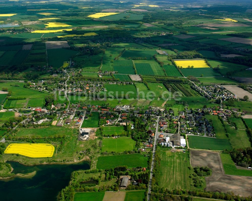 Müssen von oben - Dorfkern am Feldrand in Müssen im Bundesland Schleswig-Holstein, Deutschland