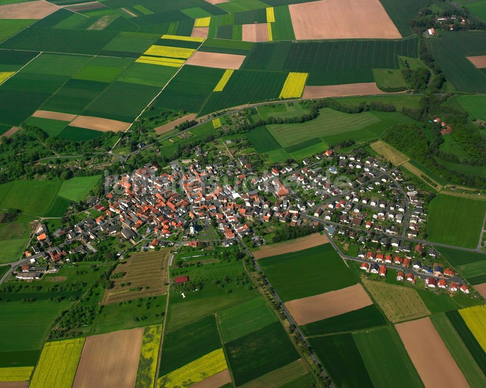 Muschenheim von oben - Dorfkern am Feldrand in Muschenheim im Bundesland Hessen, Deutschland