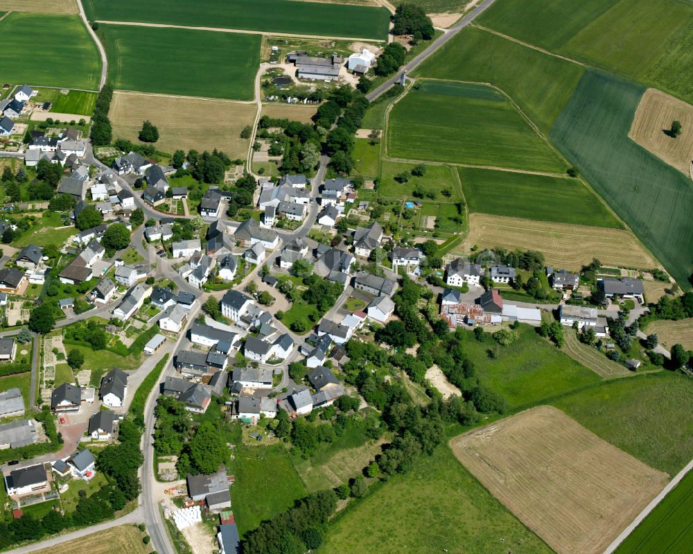 Mutterschied von oben - Dorfkern am Feldrand in Mutterschied im Bundesland Rheinland-Pfalz, Deutschland