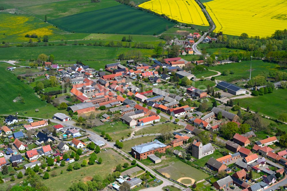 Luftaufnahme Nahrstedt - Dorfkern am Feldrand in Nahrstedt im Bundesland Sachsen-Anhalt, Deutschland