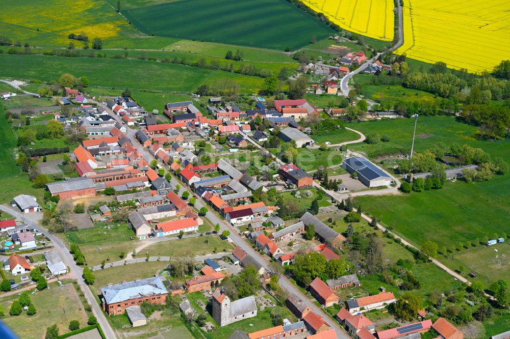 Nahrstedt von oben - Dorfkern am Feldrand in Nahrstedt im Bundesland Sachsen-Anhalt, Deutschland