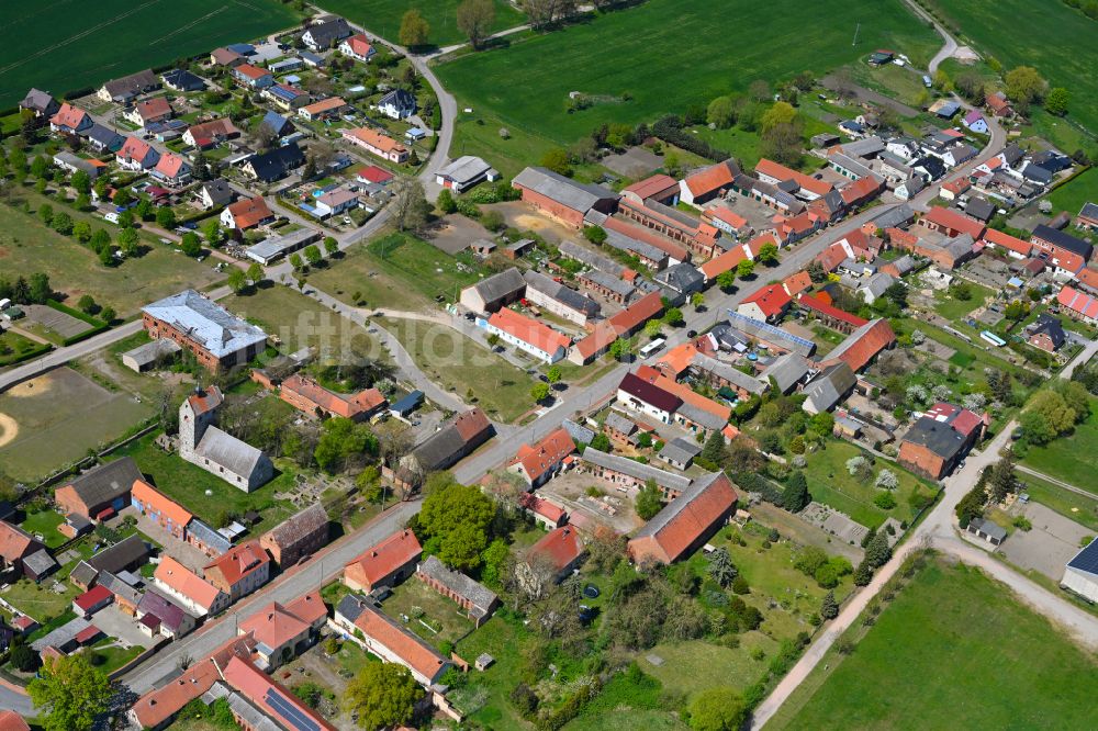 Nahrstedt aus der Vogelperspektive: Dorfkern am Feldrand in Nahrstedt im Bundesland Sachsen-Anhalt, Deutschland