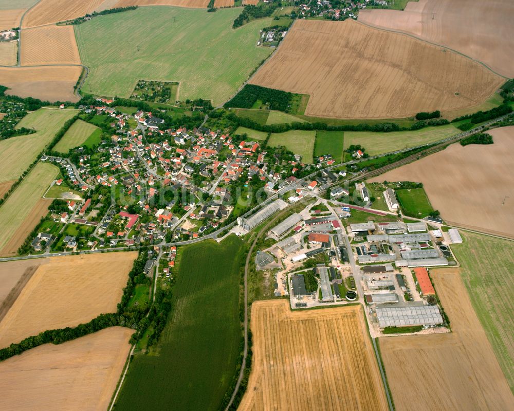 Nauendorf aus der Vogelperspektive: Dorfkern am Feldrand in Nauendorf im Bundesland Thüringen, Deutschland