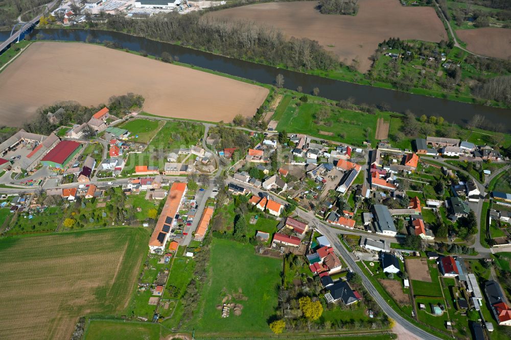 Nelben aus der Vogelperspektive: Dorfkern am Feldrand in Nelben im Bundesland Sachsen-Anhalt, Deutschland