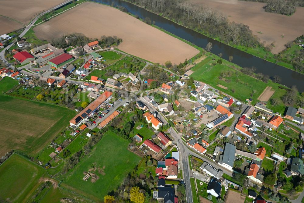 Nelben aus der Vogelperspektive: Dorfkern am Feldrand in Nelben im Bundesland Sachsen-Anhalt, Deutschland