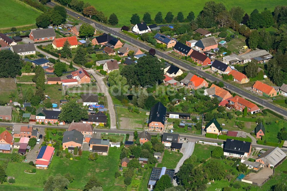 Neu Brenz aus der Vogelperspektive: Dorfkern am Feldrand in Neu Brenz im Bundesland Mecklenburg-Vorpommern, Deutschland