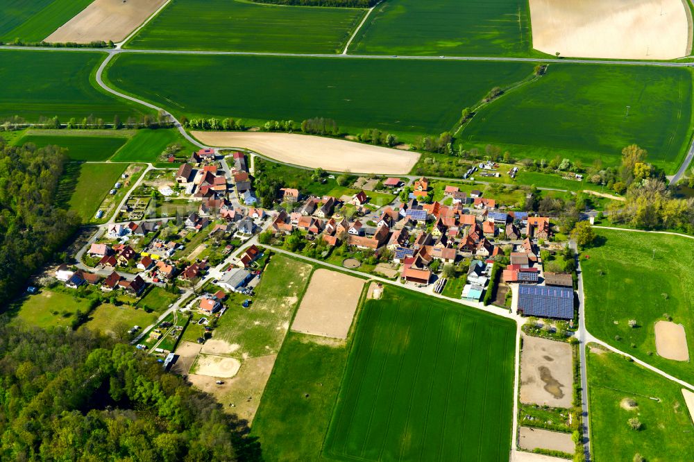 Neudorf aus der Vogelperspektive: Dorfkern am Feldrand in Neudorf im Bundesland Bayern, Deutschland