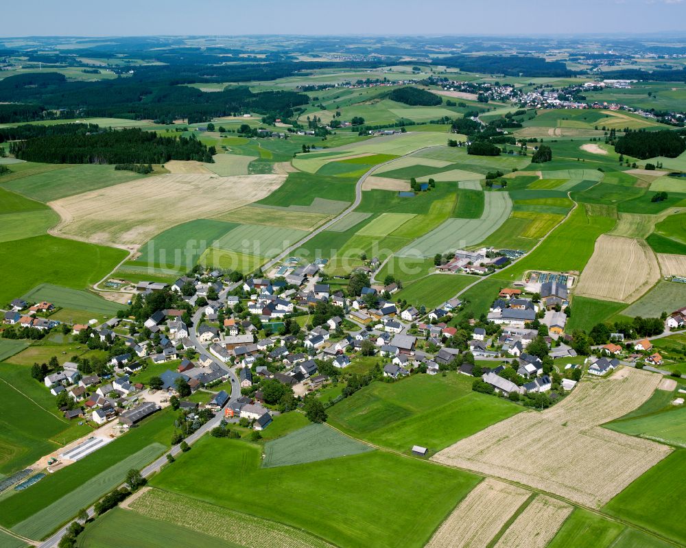 Luftaufnahme Neudorf - Dorfkern am Feldrand in Neudorf im Bundesland Bayern, Deutschland