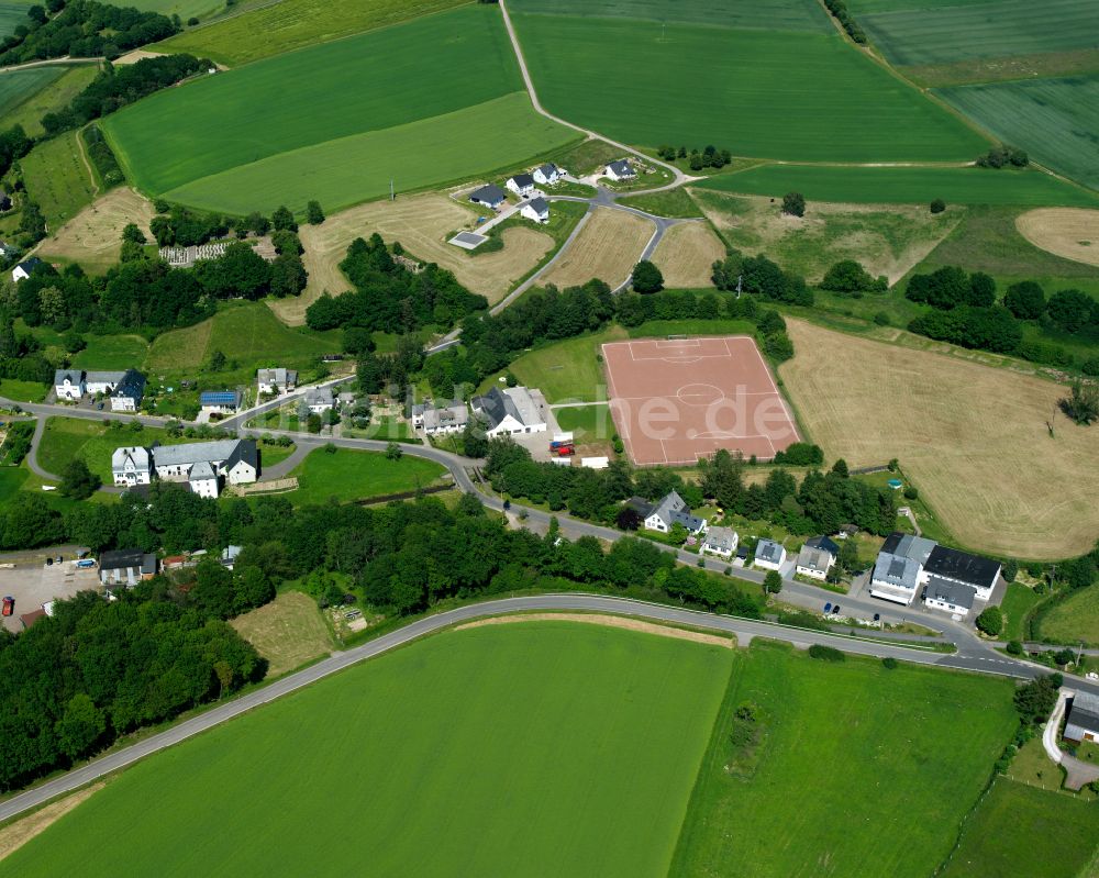 Neuerkirch von oben - Dorfkern am Feldrand in Neuerkirch im Bundesland Rheinland-Pfalz, Deutschland