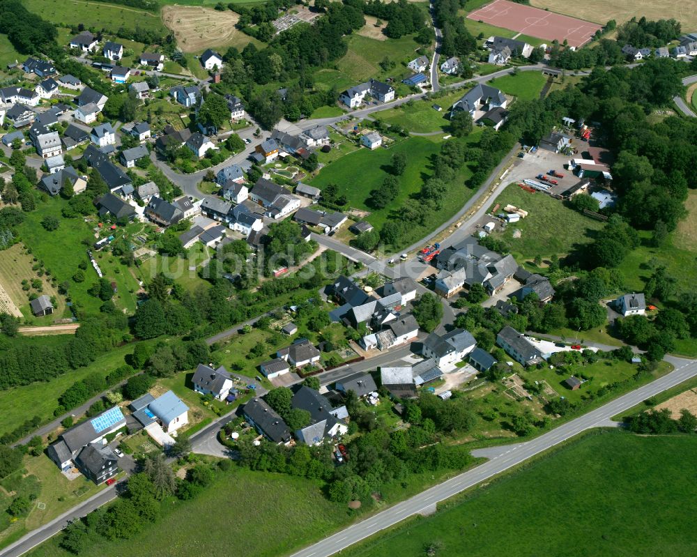 Neuerkirch aus der Vogelperspektive: Dorfkern am Feldrand in Neuerkirch im Bundesland Rheinland-Pfalz, Deutschland