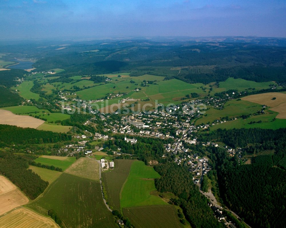 Luftaufnahme Neuhausen/Erzgebirge - Dorfkern am Feldrand in Neuhausen/Erzgebirge im Bundesland Sachsen, Deutschland