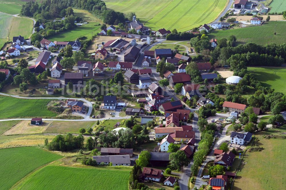 Neuhof von oben - Dorfkern am Feldrand in Neuhof im Bundesland Bayern, Deutschland