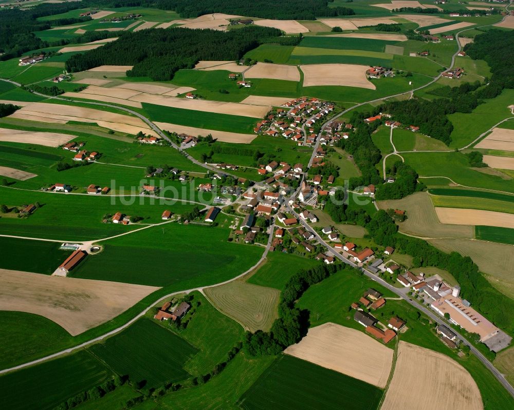 Neukirchen von oben - Dorfkern am Feldrand in Neukirchen im Bundesland Bayern, Deutschland