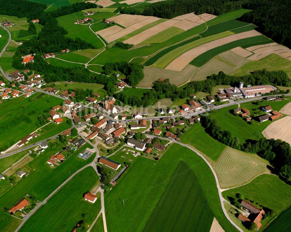 Neukirchen aus der Vogelperspektive: Dorfkern am Feldrand in Neukirchen im Bundesland Bayern, Deutschland