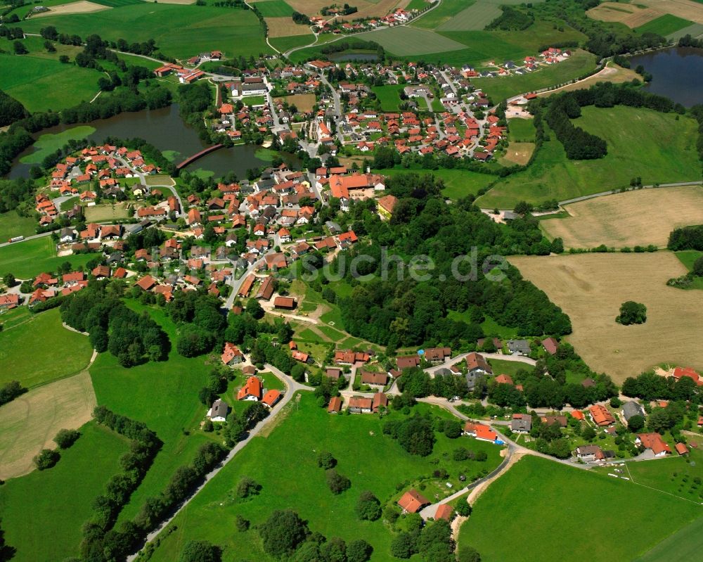 Neumühle von oben - Dorfkern am Feldrand in Neumühle im Bundesland Bayern, Deutschland