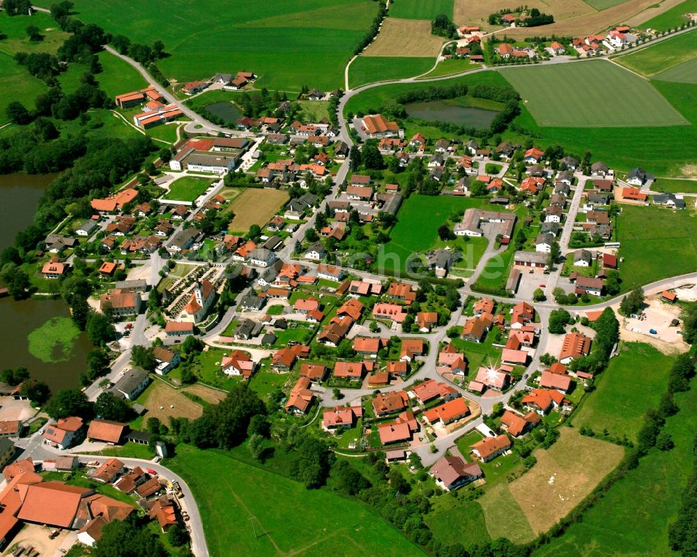 Luftbild Neumühle - Dorfkern am Feldrand in Neumühle im Bundesland Bayern, Deutschland