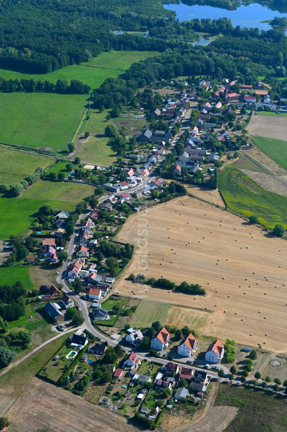 Luftbild Neuschmerzke - Dorfkern am Feldrand in Neuschmerzke im Bundesland Brandenburg, Deutschland