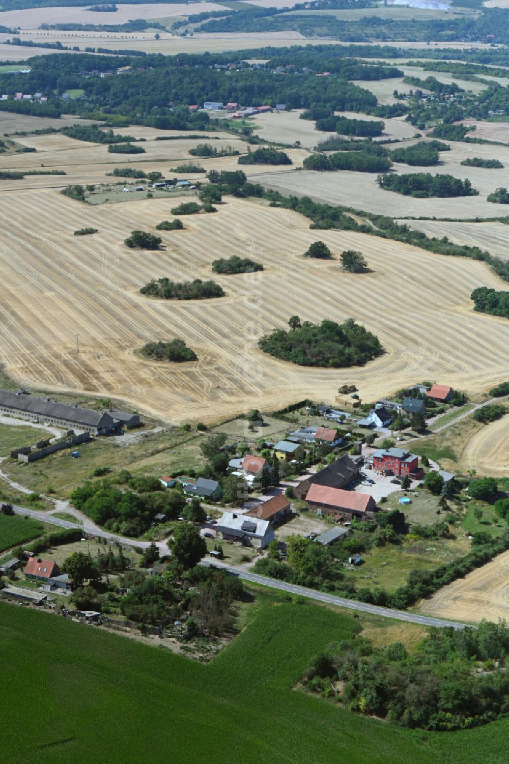 Neutz von oben - Dorfkern am Feldrand in Neutz im Bundesland Sachsen-Anhalt, Deutschland