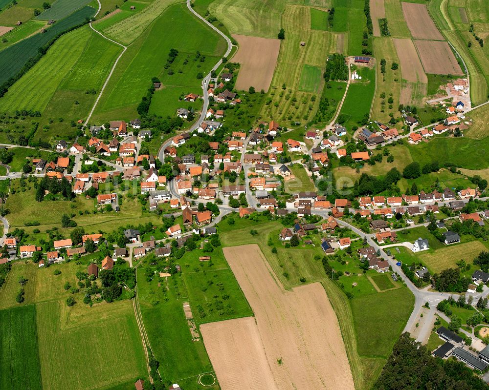 Neuweiler aus der Vogelperspektive: Dorfkern am Feldrand in Neuweiler im Bundesland Baden-Württemberg, Deutschland