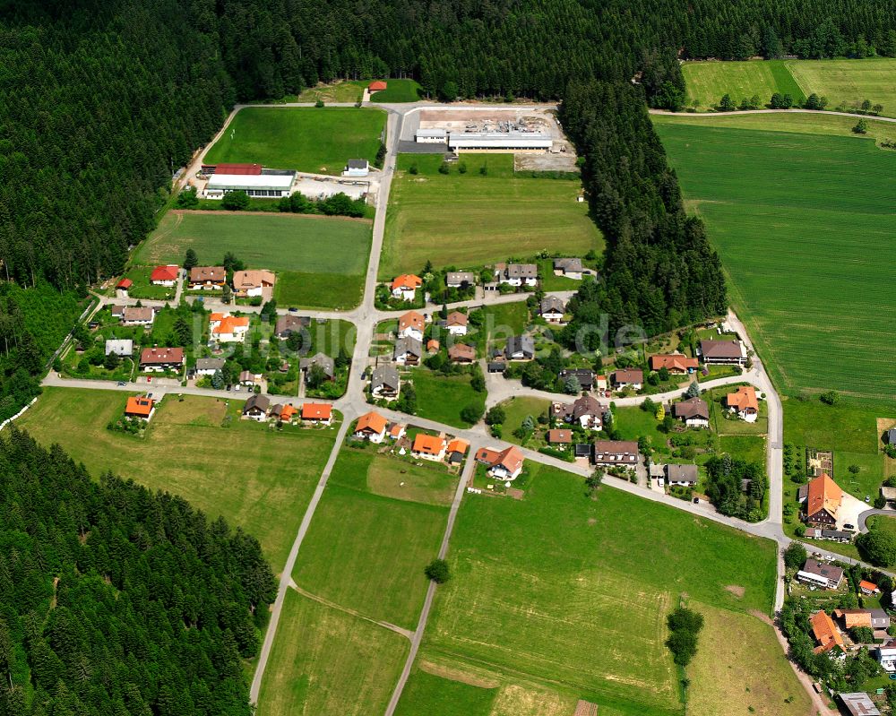 Neuweiler von oben - Dorfkern am Feldrand in Neuweiler im Bundesland Baden-Württemberg, Deutschland