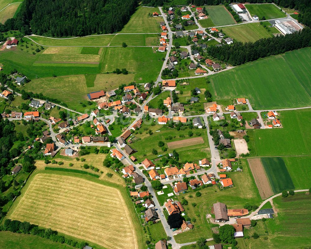 Neuweiler aus der Vogelperspektive: Dorfkern am Feldrand in Neuweiler im Bundesland Baden-Württemberg, Deutschland