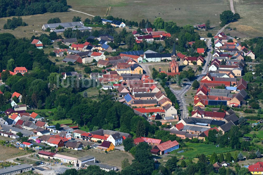 Nichel von oben - Dorfkern am Feldrand in Nichel im Bundesland Brandenburg, Deutschland