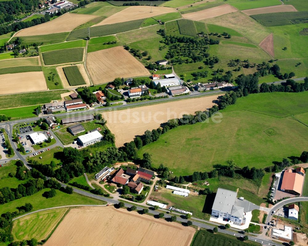 Nieder-Kainsbach aus der Vogelperspektive: Dorfkern am Feldrand in Nieder-Kainsbach im Bundesland Hessen, Deutschland