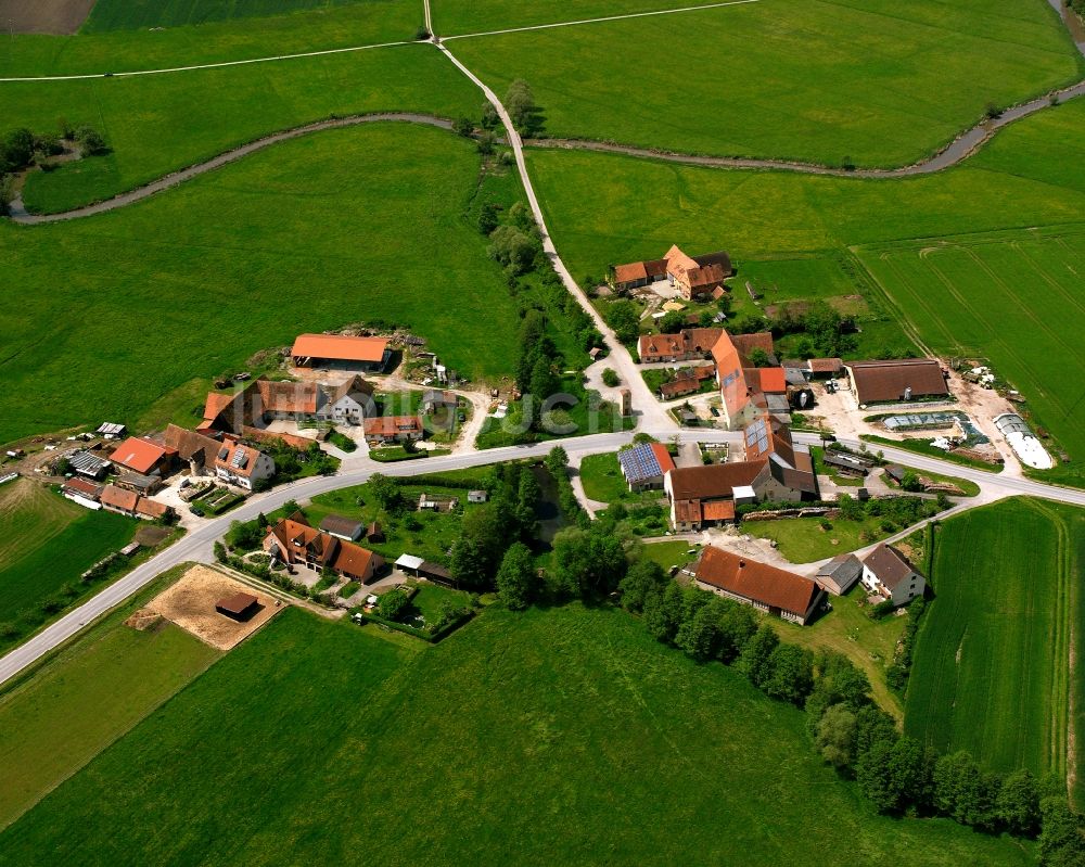 Niederdombach von oben - Dorfkern am Feldrand in Niederdombach im Bundesland Bayern, Deutschland