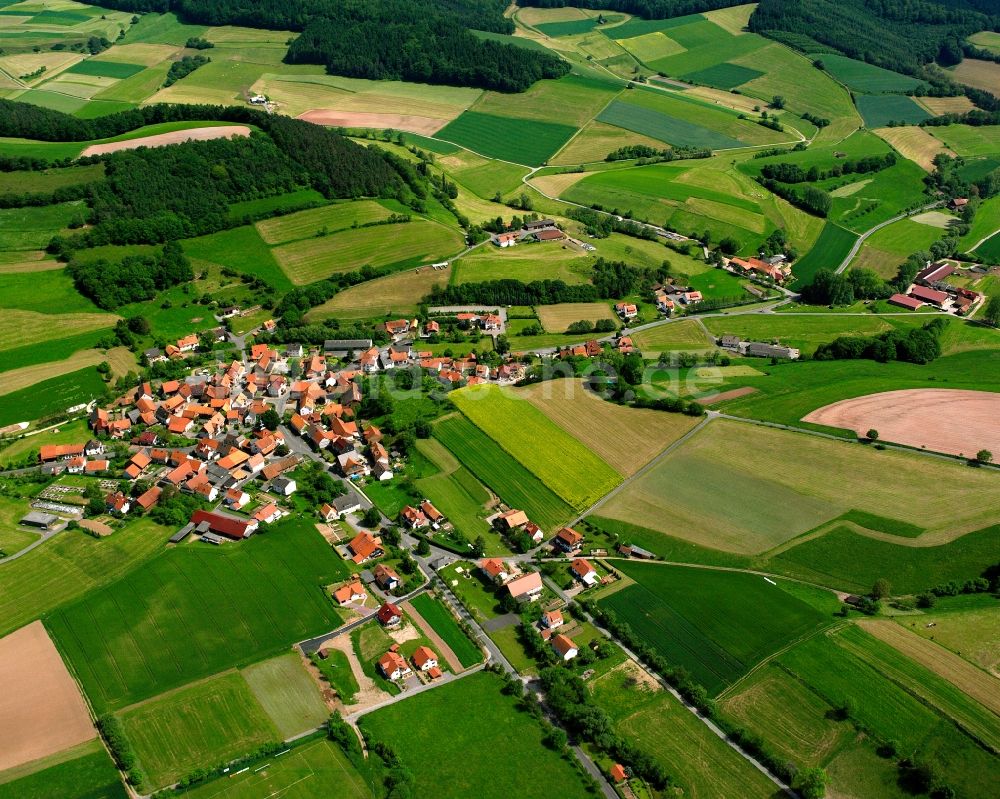 Luftaufnahme Niedergude - Dorfkern am Feldrand in Niedergude im Bundesland Hessen, Deutschland