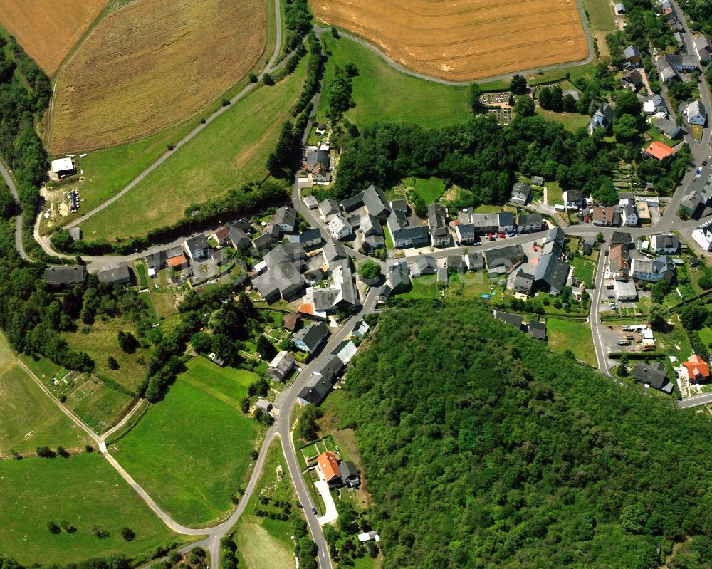 Niederhosenbach aus der Vogelperspektive: Dorfkern am Feldrand in Niederhosenbach im Bundesland Rheinland-Pfalz, Deutschland