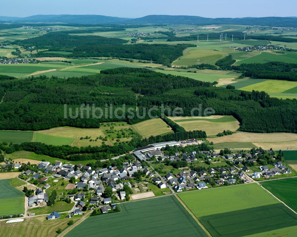 Luftbild Niederkumbd - Dorfkern am Feldrand in Niederkumbd im Bundesland Rheinland-Pfalz, Deutschland