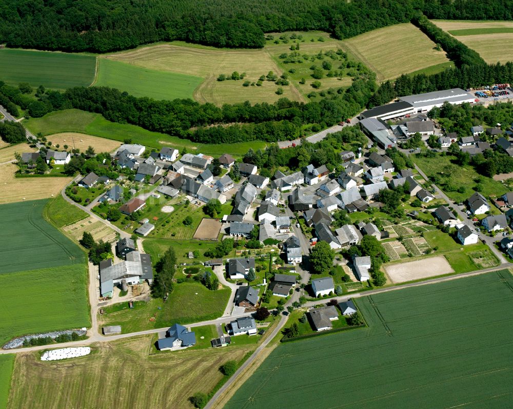 Niederkumbd von oben - Dorfkern am Feldrand in Niederkumbd im Bundesland Rheinland-Pfalz, Deutschland