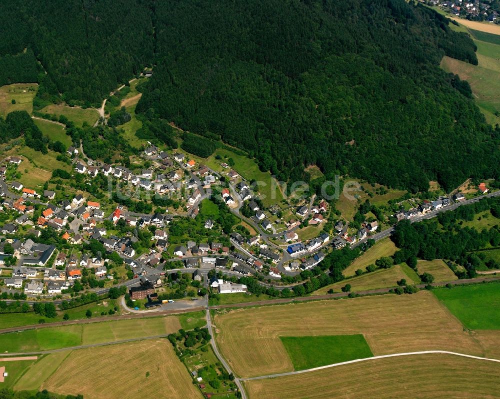 Niederlaasphe von oben - Dorfkern am Feldrand in Niederlaasphe im Bundesland Nordrhein-Westfalen, Deutschland