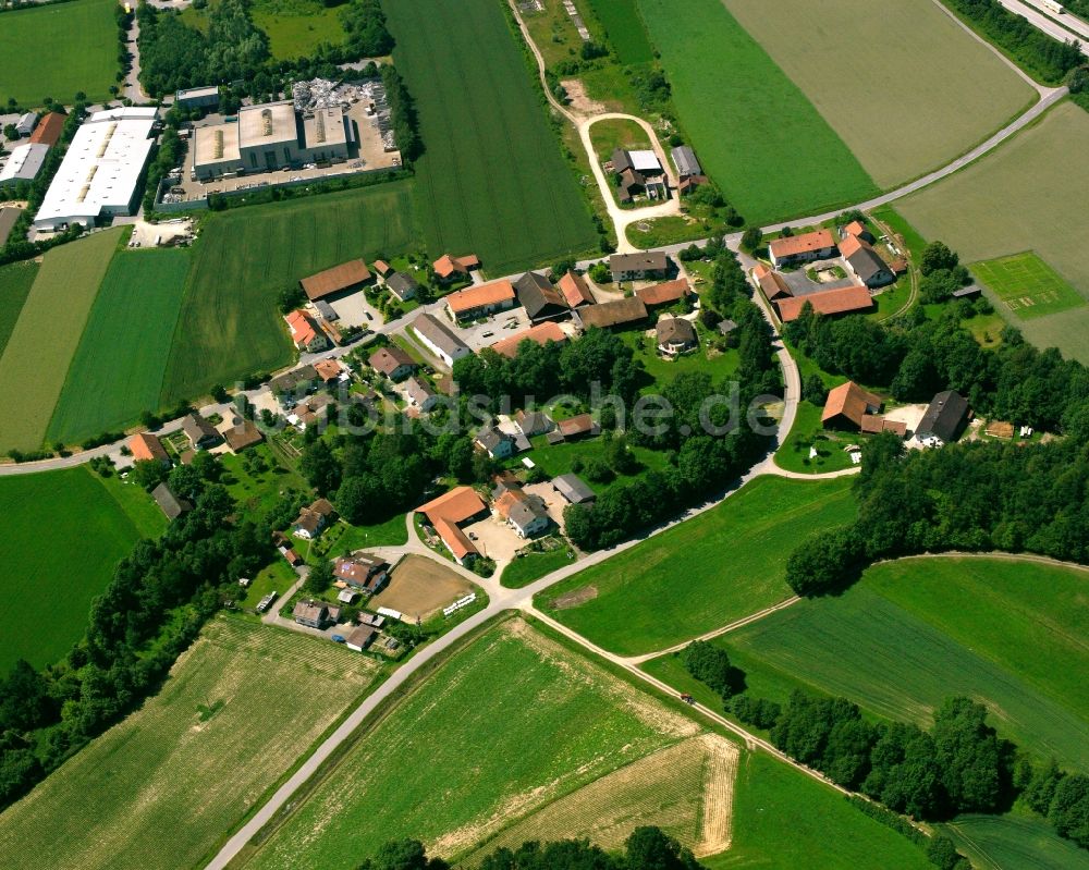 Luftaufnahme Niedermenach - Dorfkern am Feldrand in Niedermenach im Bundesland Bayern, Deutschland