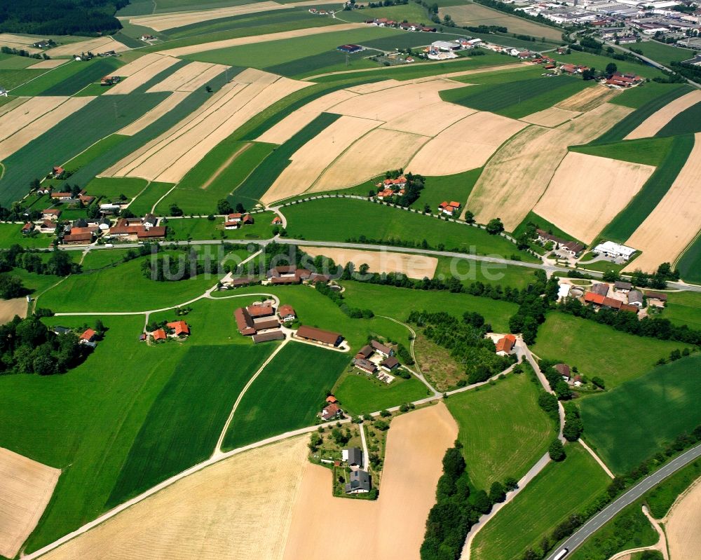 Niederndorf aus der Vogelperspektive: Dorfkern am Feldrand in Niederndorf im Bundesland Bayern, Deutschland