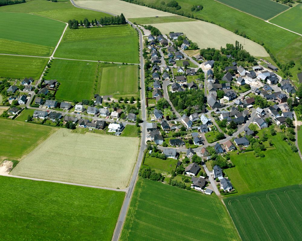 Niedersohren von oben - Dorfkern am Feldrand in Niedersohren im Bundesland Rheinland-Pfalz, Deutschland