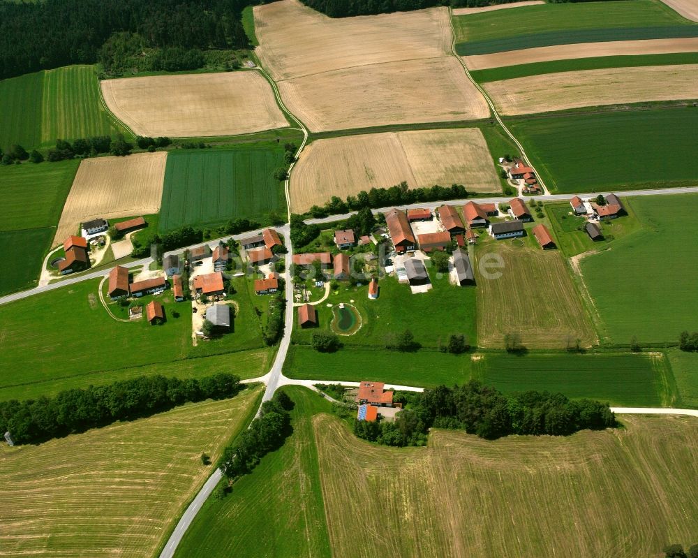 Luftaufnahme Niedertrennbach - Dorfkern am Feldrand in Niedertrennbach im Bundesland Bayern, Deutschland