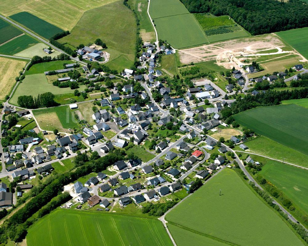 Luftaufnahme Niederweiler - Dorfkern am Feldrand in Niederweiler im Bundesland Rheinland-Pfalz, Deutschland