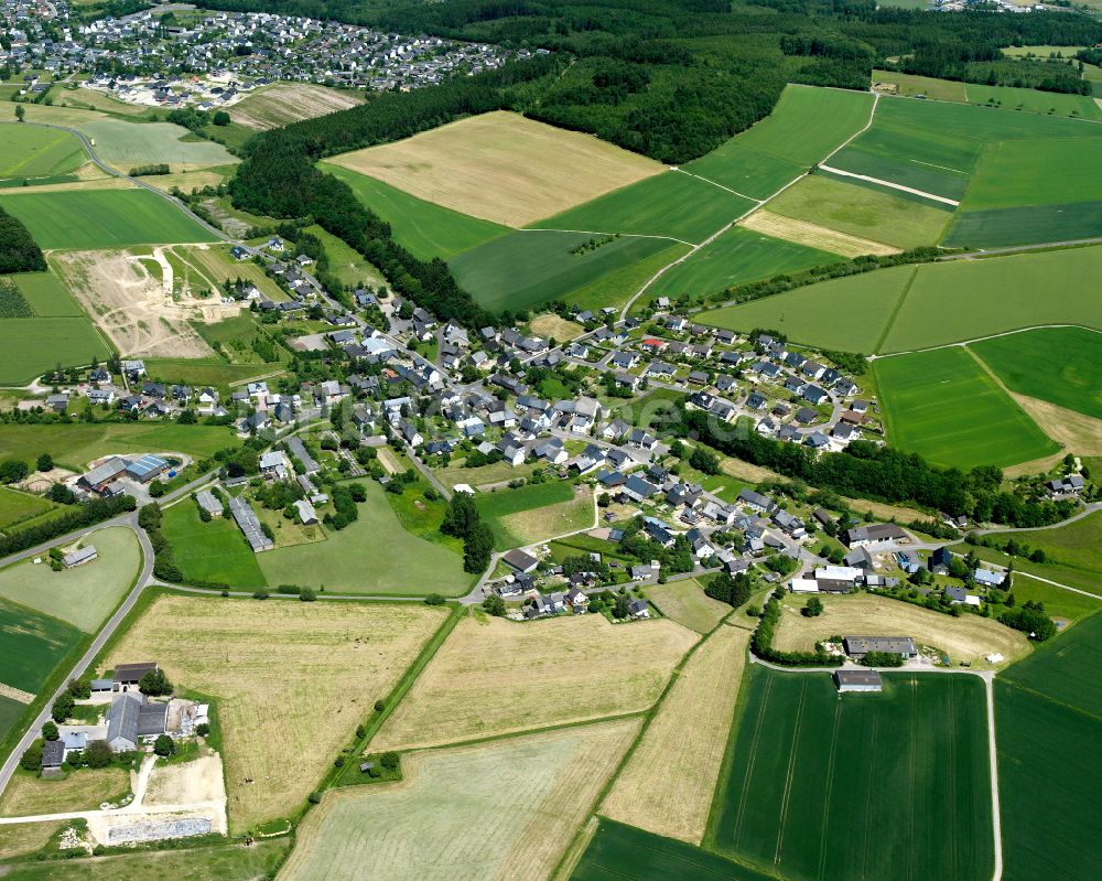 Niederweiler von oben - Dorfkern am Feldrand in Niederweiler im Bundesland Rheinland-Pfalz, Deutschland