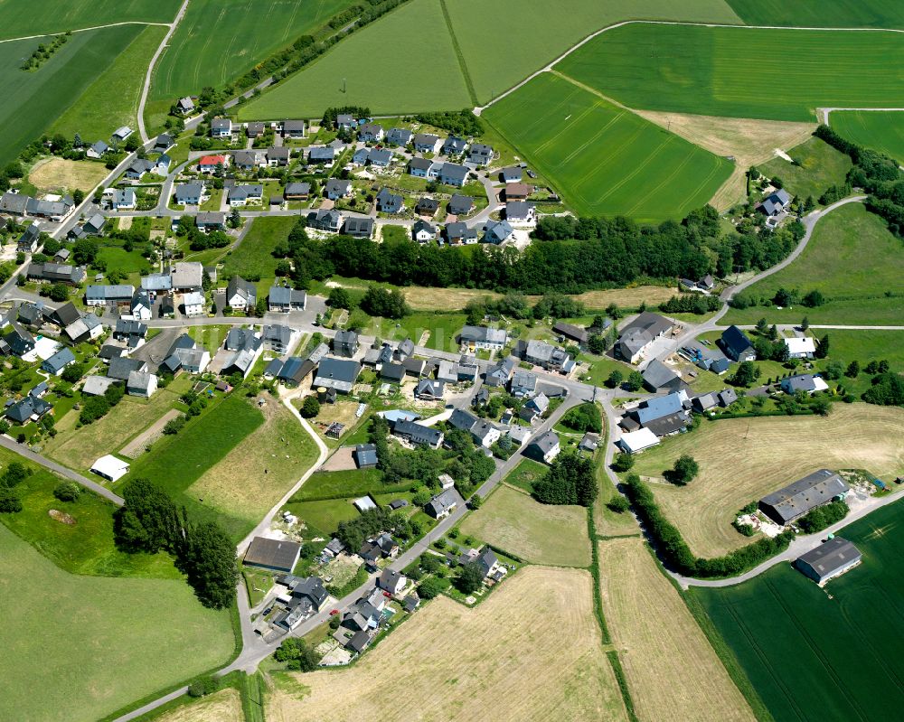 Niederweiler aus der Vogelperspektive: Dorfkern am Feldrand in Niederweiler im Bundesland Rheinland-Pfalz, Deutschland