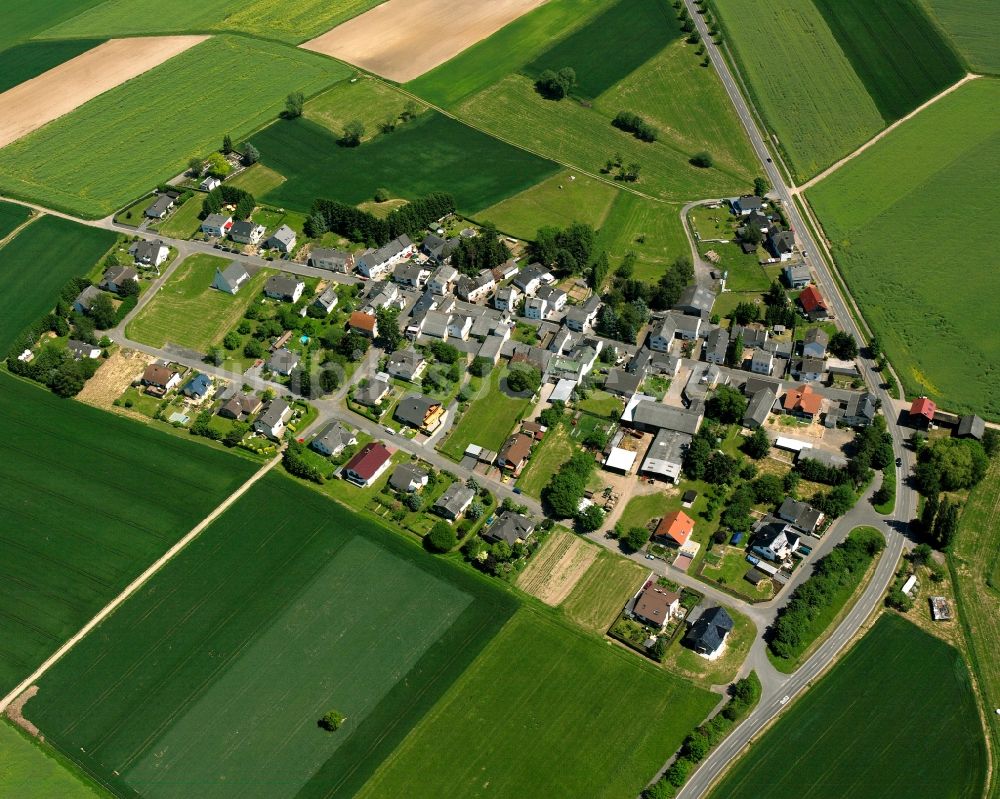 Niederweyer aus der Vogelperspektive: Dorfkern am Feldrand in Niederweyer im Bundesland Hessen, Deutschland