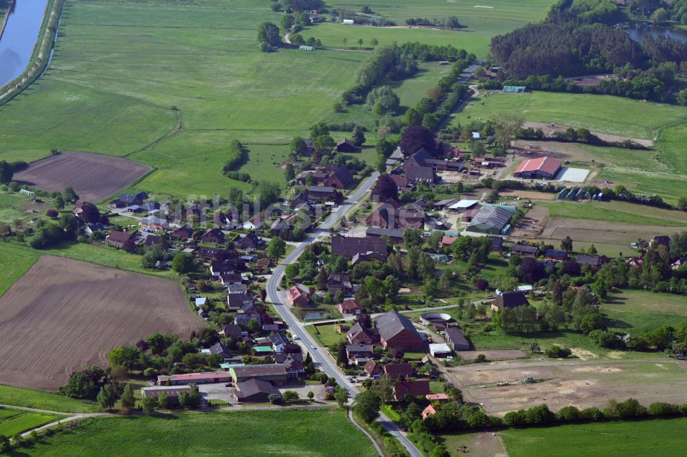 Luftaufnahme Niendorf - Dorfkern am Feldrand in Niendorf im Bundesland Schleswig-Holstein, Deutschland